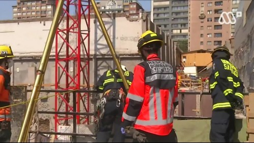 Dos trabajadores fueron rescatados tras caer en un edificio en construcción en Santiago
