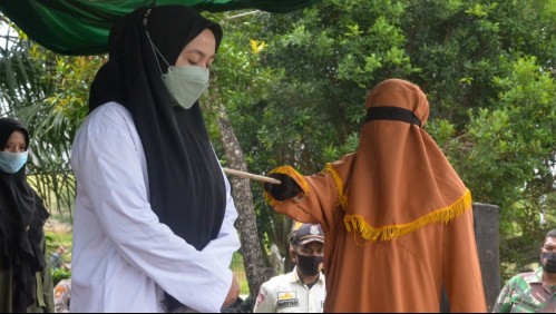 Acusados de adulterio: Mujer recibe 100 latigazos y el hombre 15 azotes en Indonesia