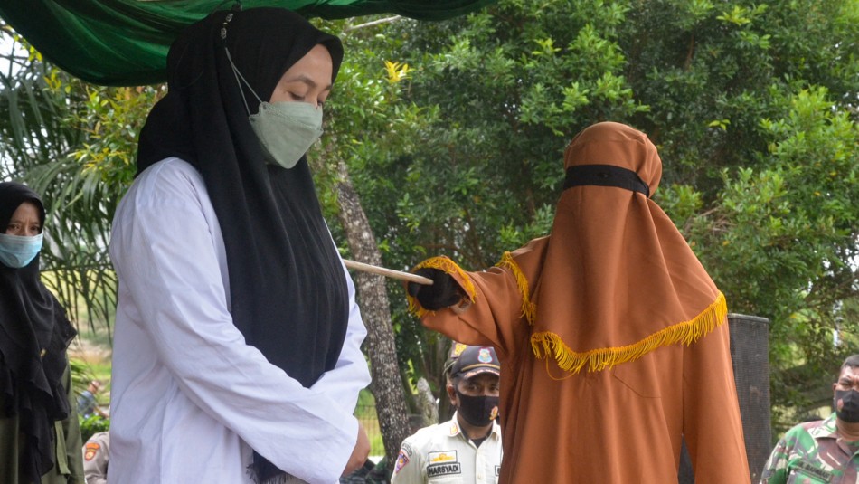 Acusados de adulterio: Mujer recibe 100 latigazos y el hombre 15 azotes en Indonesia