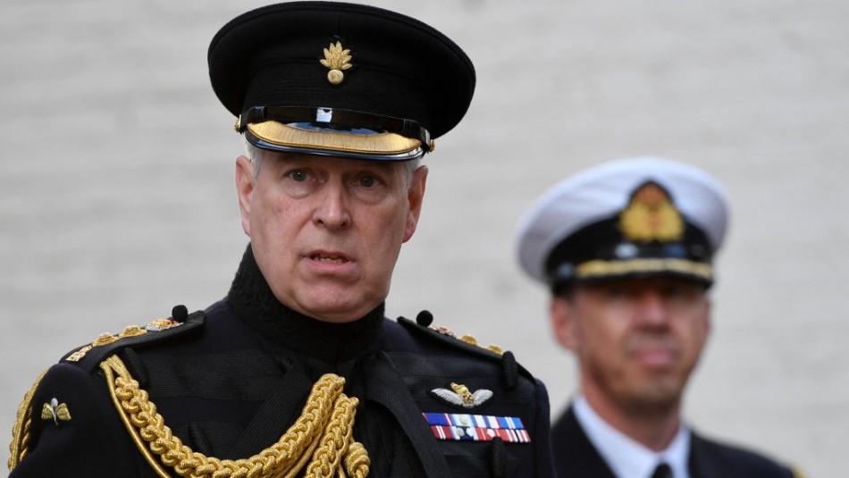 Príncipe Andrés renuncia a sus honores militares tras ser acusado de agresión sexual