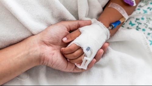 Padres denuncian que su hijo de dos años murió tras ser operado por cortarse un dedo en hospital de Santiago