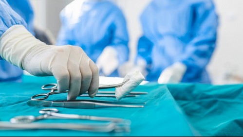 Mujer va al médico por fuertes dolores abdominales y descubren que tenía unas tijeras en la vesícula