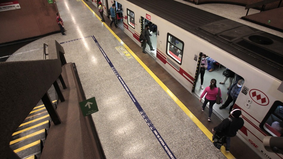 Metro cierra acceso de estación Baquedano por manifestaciones