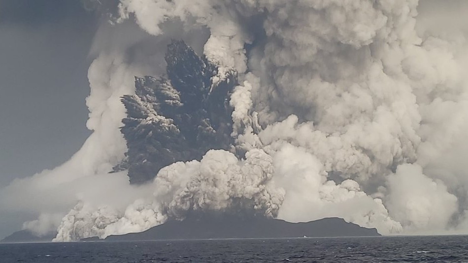 Tsunami en las costas de Tonga: ¿Dónde está ubicado el volcán que hizo erupción?