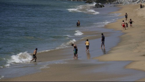 Alerta de tsunami en Chile: Imágenes muestran a 'porfiados' quedándose en playas pese a llamado de la autoridad
