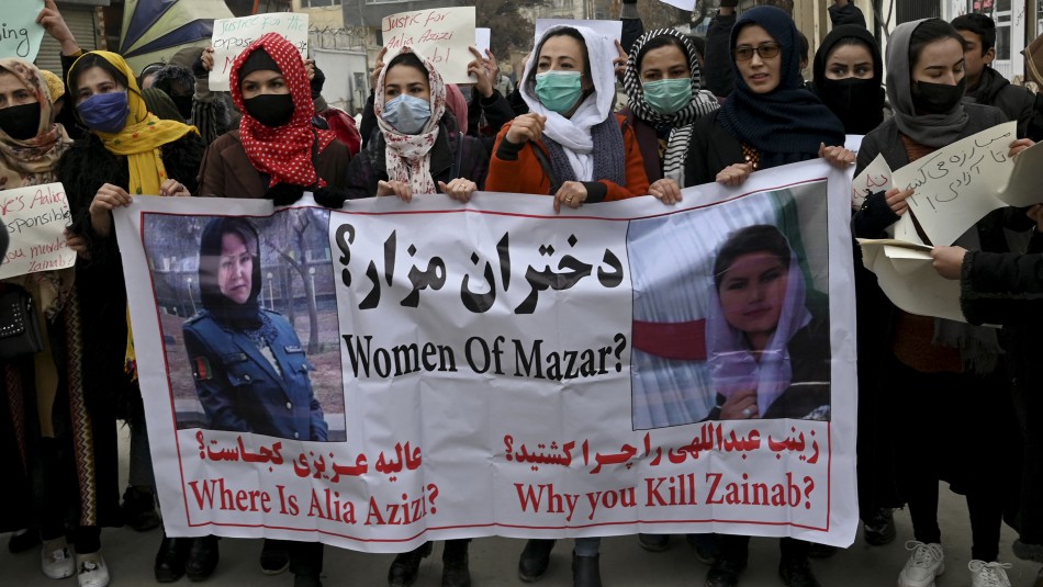 Talibanes lanzan gas pimienta para dispersar a mujeres manifestantes en Kabul Talibanes lanzan gas pimienta para dispersar a mujeres manifestantes en Kabul