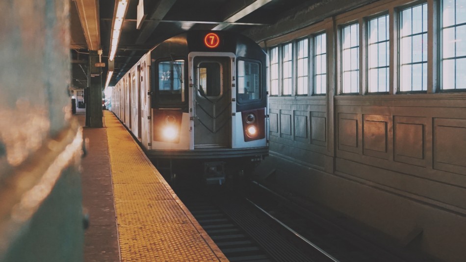 Continúan los ataques en el Metro: Mujer muere tras ser empujada a las vías del tren en Nueva York Continúan los ataques en el Metro: Mujer muere tras ser empujada a las vías del tren en Nueva York