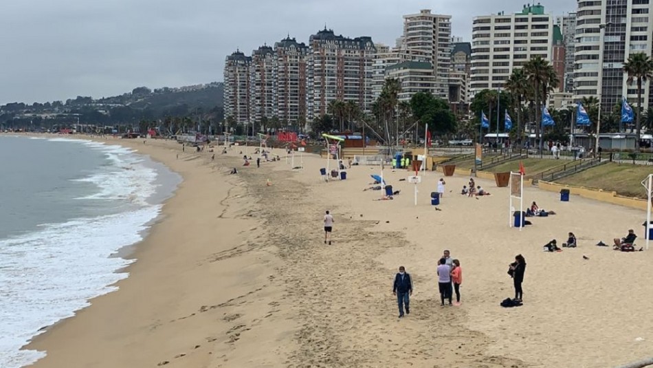 Tras cancelarse Estado de Precaución: Público vuelve paulatinamente a las playas de Viña del Mar Tras cancelarse Estado de Precaución: Público vuelve paulatinamente a las playas de Viña del Mar