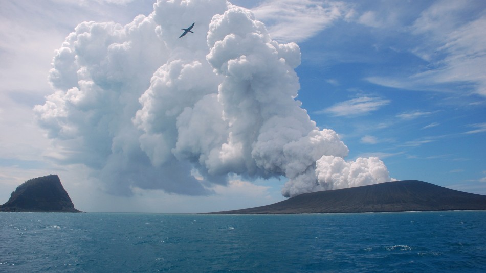 Así fue cambiando la superficie del volcán submarino que erupcionó cerca de la isla de Tonga