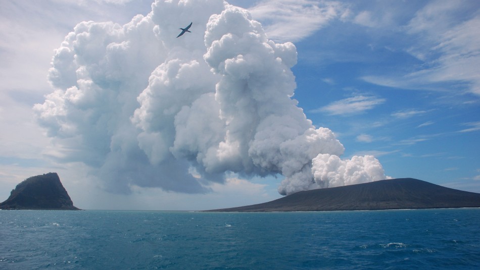 Así fue cambiando la superficie del volcán submarino que erupcionó cerca de la isla de Tonga Así fue cambiando la superficie del volcán submarino que erupcionó cerca de la isla de Tonga