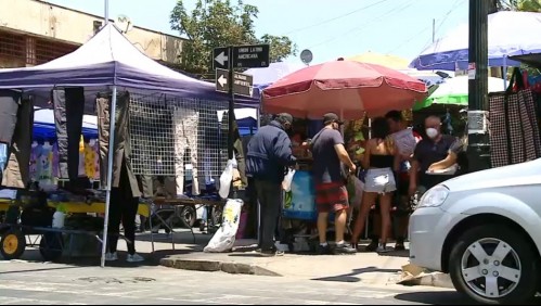 'Estamos en abandono': Vecinos de Santiago molestos con el descontrol del comercio ambulante en la comuna