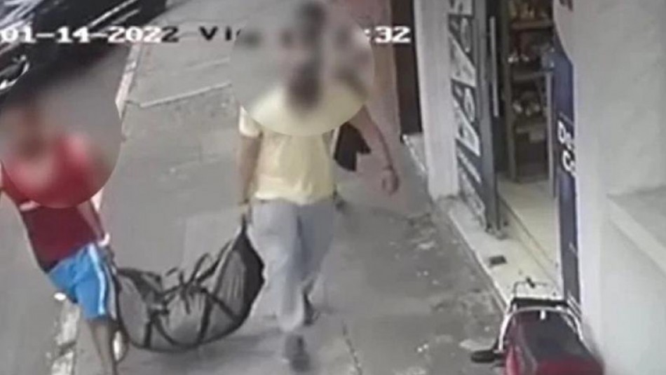 Expolicía asesina a una joven y esconde el cuerpo dentro de una maleta para abandonarlo en una carretera Expolicía asesina a una joven y esconde el cuerpo dentro de una maleta para abandonarlo en una carretera