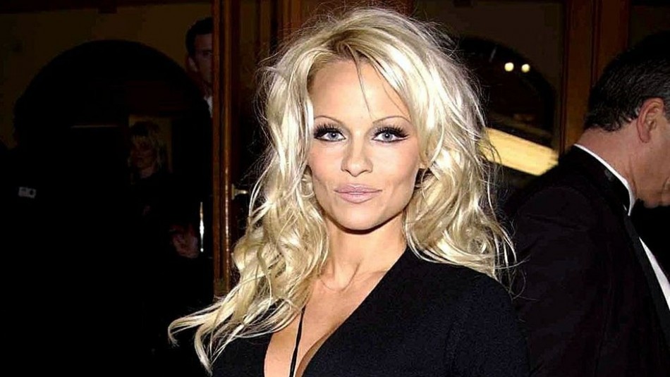 Pamela Anderson reaparece irreconocible a sus 54 años: Luce sin una gota de maquillaje mientras pasea a su mascota