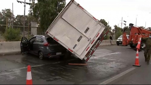 Auto queda aplastado por un camión tras choque múltiple en la Ruta 68