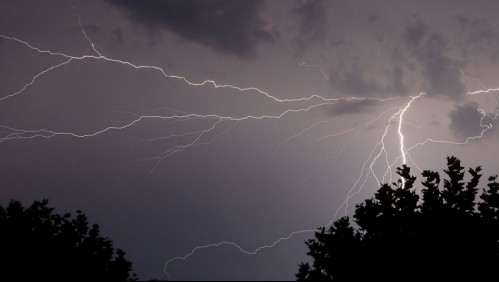 Emiten aviso por probables tormentas eléctricas para seis regiones de Chile