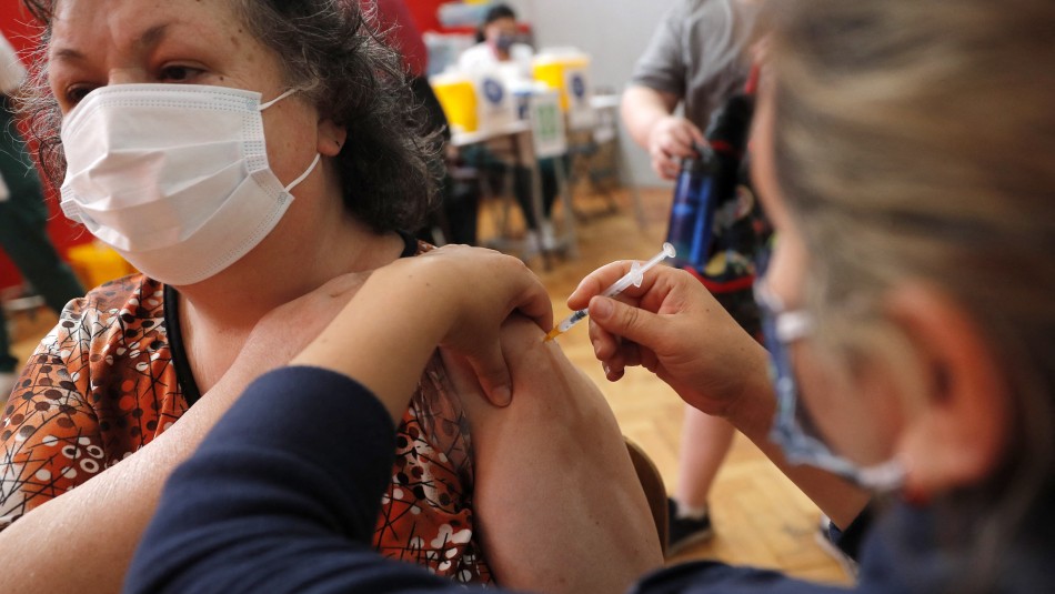 Colmed: El mayor riesgo está en lugares cerrados, los no vacunados debieran tener menos aforo en estos espacios Colmed: El mayor riesgo está en lugares cerrados, los no vacunados debieran tener menos aforo en estos espacios