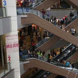 Colmed: El mayor riesgo está en lugares cerrados, los no vacunados debieran tener menos aforo en estos espacios Colmed: El mayor riesgo está en lugares cerrados, los no vacunados debieran tener menos aforo en estos espacios