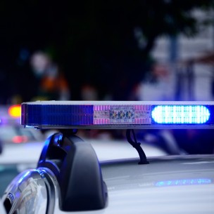Niña de 9 años sale en defensa de su madre golpeada y ataca a su padrastro con un cuchillo Niña de 9 años sale en defensa de su madre golpeada y ataca a su padrastro con un cuchillo
