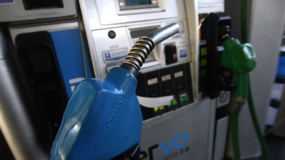 Precio de las bencinas sufrirá variación mixta desde este jueves