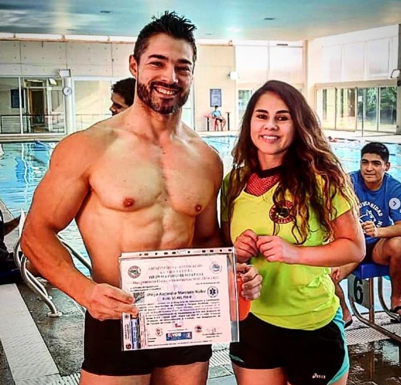 Diego Morrison con su certificación