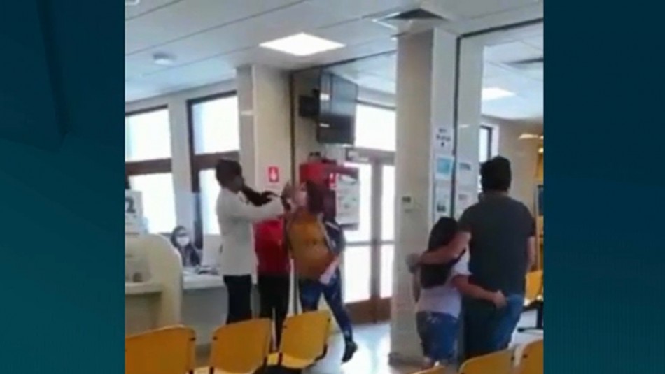 Video muestra a mujer golpeando a médico en Cesfam de San Pedro de la Paz