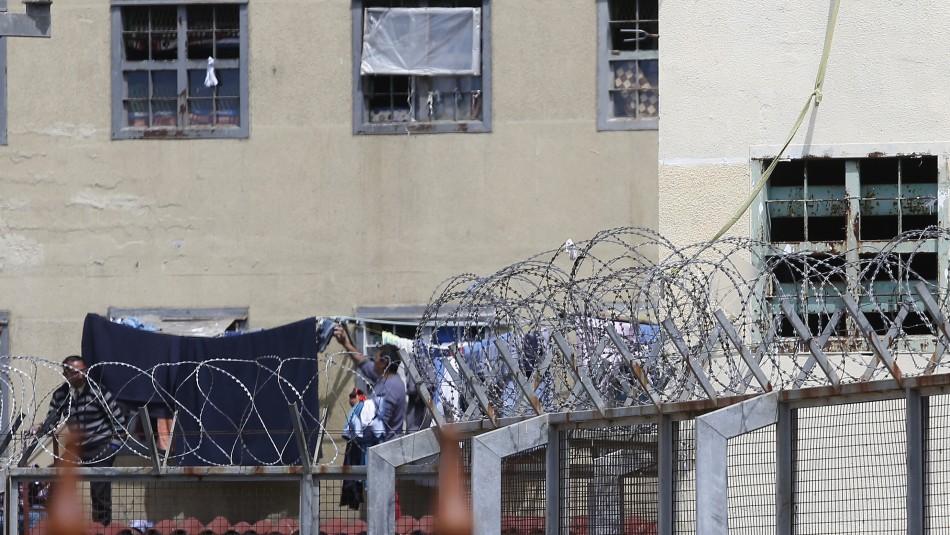 Camas compartidas, falta de baños y hasta 20 horas sin comer: informe del INDH revela precariedades de cárceles en Chile