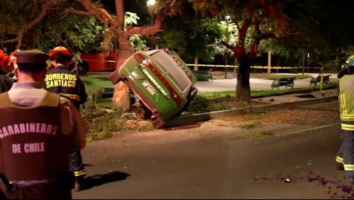 Radiopatrulla de Carabineros termina volcada durante una persecución policial en Vitacura