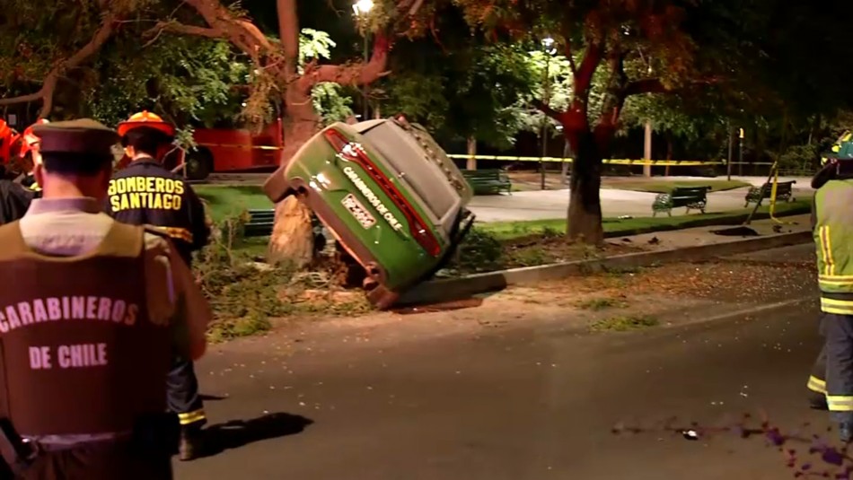 radiopatrulla-volcada Radiopatrulla de Carabineros termina volcada durante una persecución policial en Vitacura