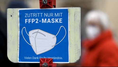 Indignación por imagen de profesora pegando la mascarilla a un estudiante con cinta adhesiva