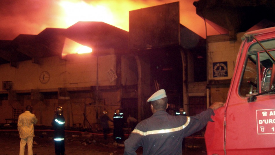 Fuegos artificiales provocan incendio en discoteque y al menos 16 personas mueren en Camerún Fuegos artificiales provocan incendio en discoteque y al menos 16 personas mueren en Camerún
