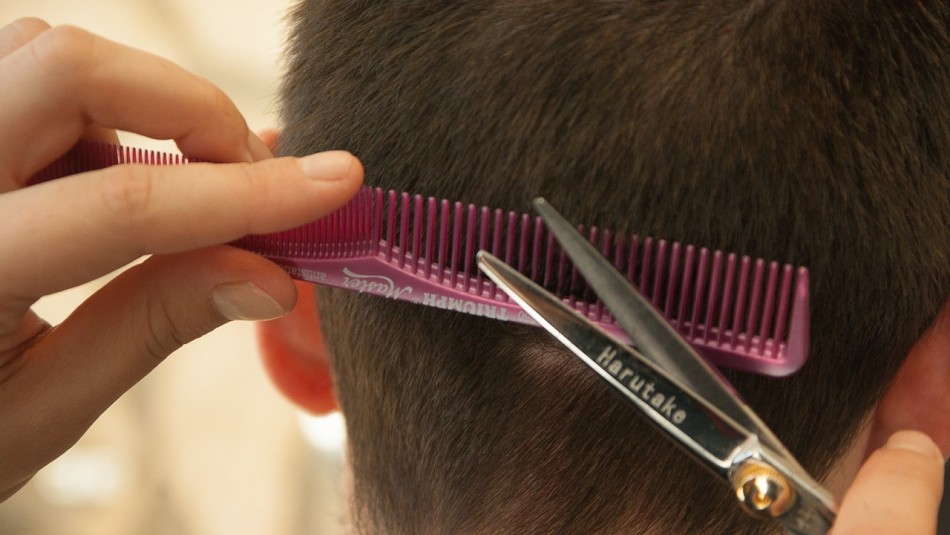 joven-asalto-a-una-madre-y-su-hija-y-mas-tarde-fue-encontrado-en-una-peluqueria Delincuente asaltó a una madre y su hija pero fue encontrado más tarde tiñéndose el pelo en una peluquería