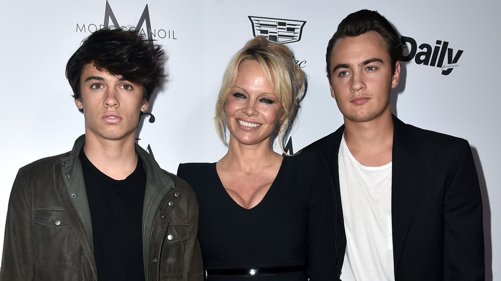 Pamela Anderson junto a sus hijos