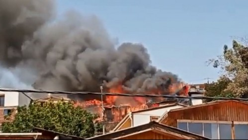 Gran incendio afectó a varias viviendas en Cerro 18 de Lo Barnechea