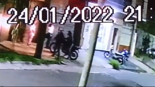 Hombre es asaltado y baleado por motochorros mientras caminaba con su esposa por la calle