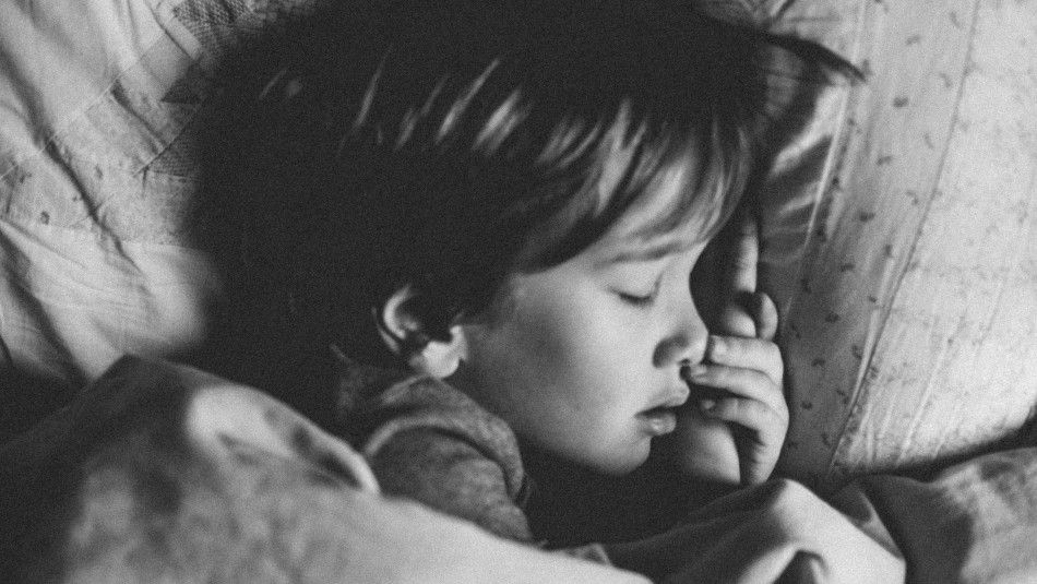 Foto en blanco y negro de un niño enfermo