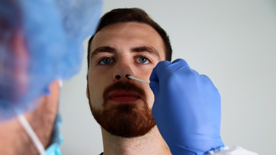 pcr Hombre realizando un PCR