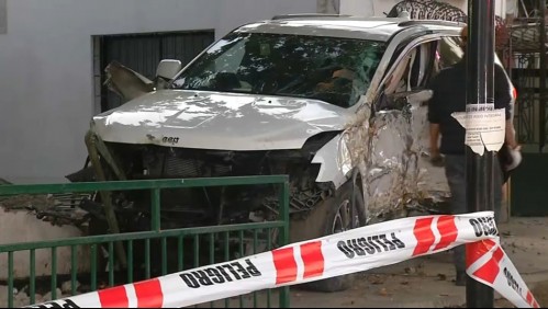 Joven conductora ebria choca, queda al interior de una casa y provoca emergencia por fuga de gas