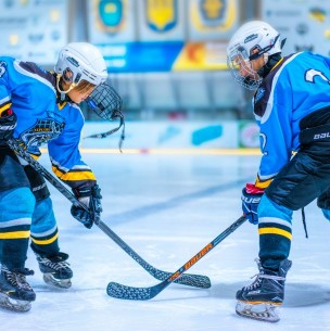 Abuelo construye una pista de hielo en su terraza para jugar hockey con su nieto durante la cuarentena Abuelo construye una pista de hielo en su terraza para jugar hockey con su nieto durante la cuarentena