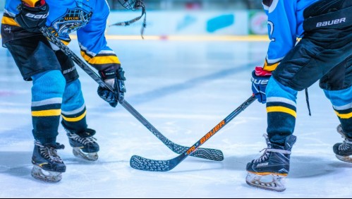 Abuelo construye una pista de hielo en su terraza para jugar hockey con su nieto durante la cuarentena