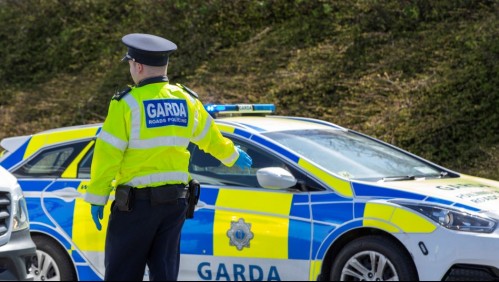 'Es como una película de Hitchcock': Conmoción por hombres que llevaron cadáver a una oficina para cobrar la pensión