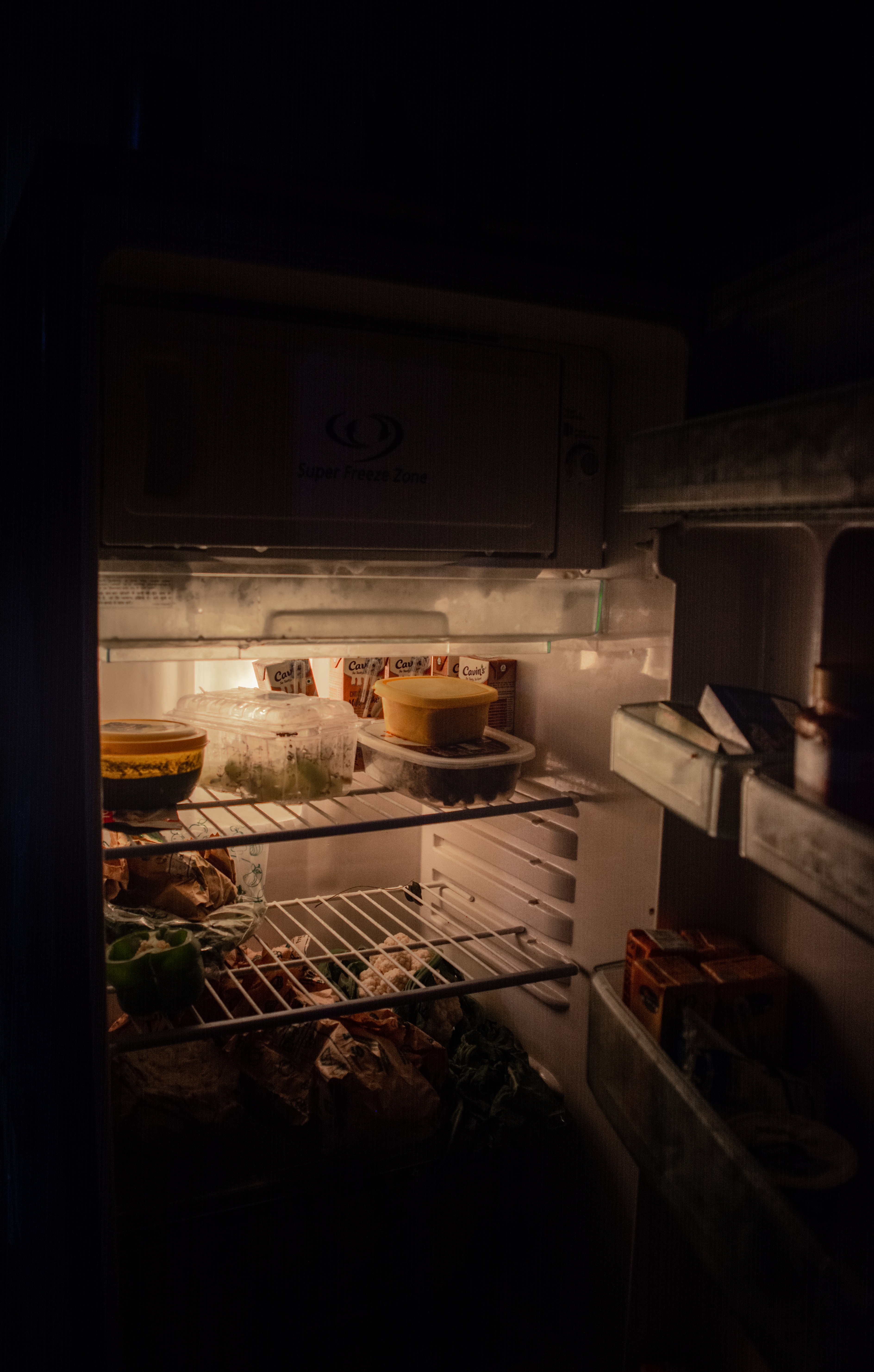 Refrigerador abierto con comida en interior