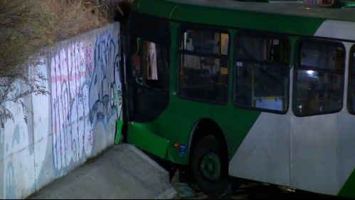 Transantiago cayó a un canal en Macul: Conductor es diabético y habría sufrido una descompensación