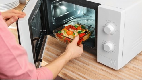 ¿Qué alimentos nunca deberías calentar en el microondas?