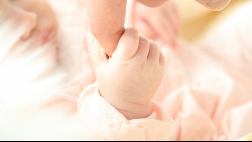 'Como si fuera un peluche': Critican a gobernador y su esposa por 'adoptar' a un bebé por el fin de semana