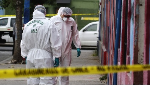 Encuentran cuerpo de un hombre con impacto de bala en la cabeza en la vía pública en Recoleta