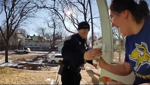 Detienen a repartidor y un policía termina entregando el pedido en la casa de la clienta