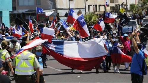 Masiva marcha en Iquique: Vecinos exigen seguridad ante delitos y gremios insisten con paro regional