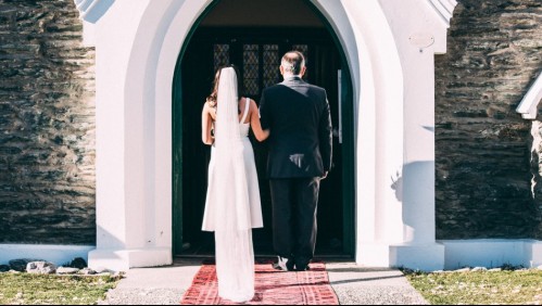 Padre se niega a llevar a su hija al altar porque ella quiere que también la acompañe su padrastro