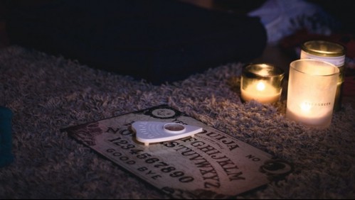 Adolescentes invocan muertos con la ouija durante la noche en un cementerio y los detiene la policía