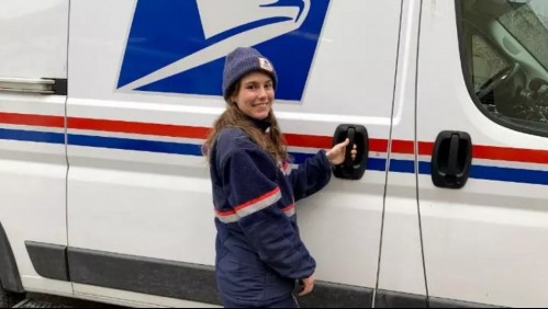Tuvo un mal presentimiento: Joven repartidora salva a adulta mayor tras notar que no recogía su correo hace días